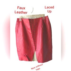 📌SALE $6.📌Faux Leather Skirt Red Zipper on Back Size Large NWOT